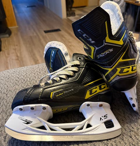 Black/Yellow 2016 CCM Super Tacks Hockey Skates Regular Width Size 1 (Used)