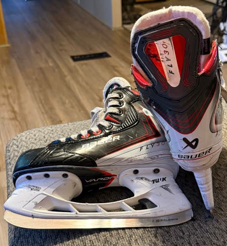 Black 2025 Bauer Vapor Fly30 Hockey Skates Extra Wide Width Size 3.5 (Used)
