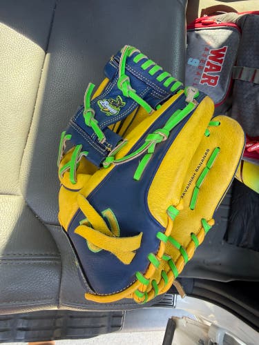 Savannah Banana Wilson RH Baseball Glove 11.5" (Used)