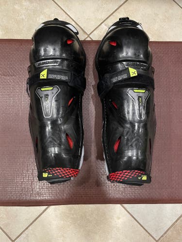 Intermediate Bauer Vapor Hyperlite 13" Shin Pads (Used)