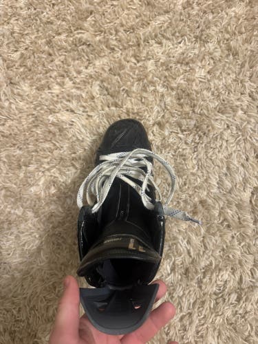 Black 2023 Bauer Vapor Hyperlite 2 Hockey Skates Wide Width 7.5 (Used)