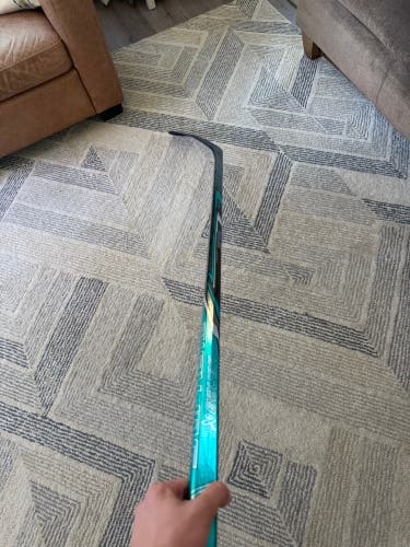 Intermediate Bauer fuse Right Handed Hockey Stick P28 65 Flex (Used)