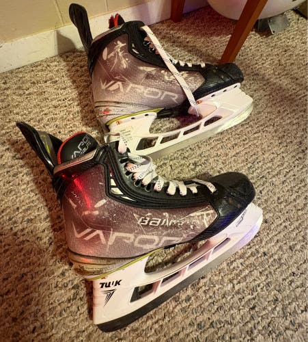 2021 Bauer Vapor Hyperlite Hockey Skates 9.5 (Used)