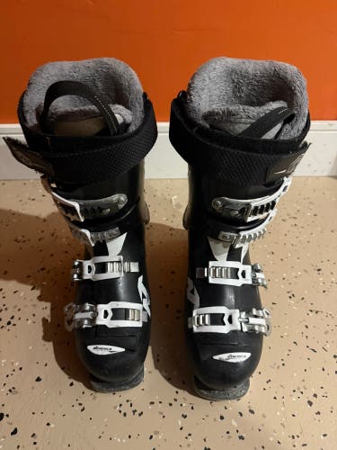 Mondo 24 & 24.5 Women's Nordica SportMachine Ski Boots (Used)