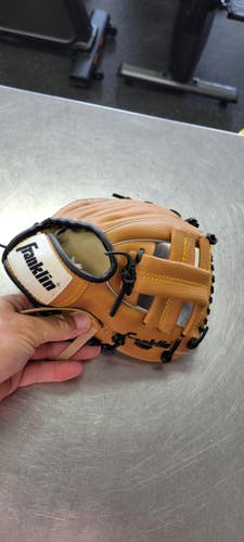 Used Franklin 9.5 BB/SB Glove RH Throw None 9 1/2" 11497-C000162019