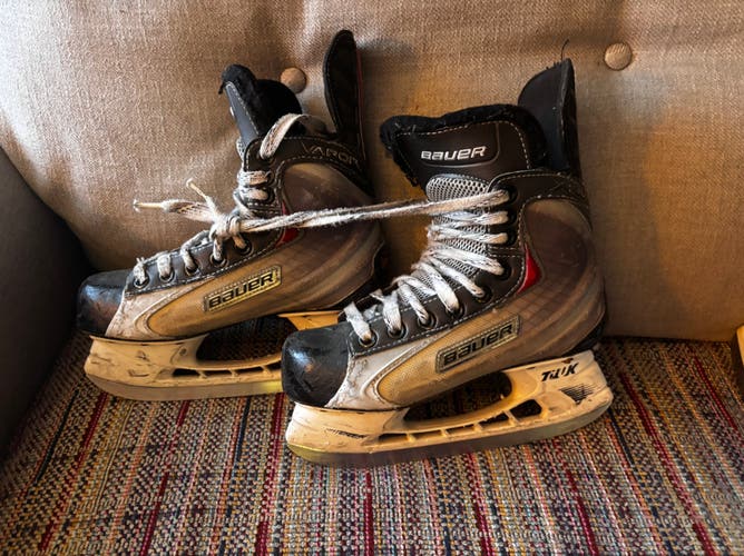 2013 Bauer Vapor X40 Hockey Skates Regular Width Size 2.5 (Used)