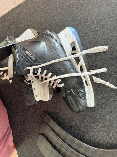 Black Bauer Supreme Shadow Hockey Skates Regular Width 8.5 (Used)