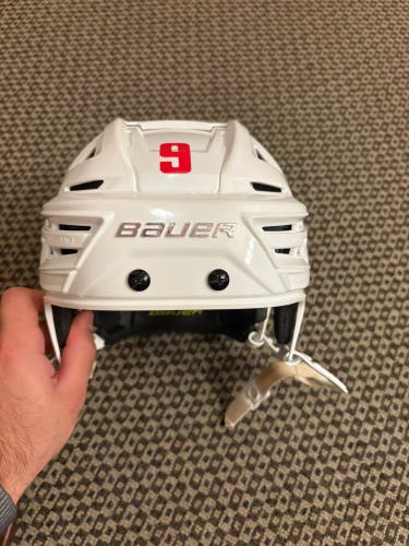 Large white Bauer Re-Akt 150 Helmet (Used)