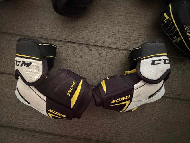Junior Medium CCM Tacks 9060 Elbow Pads (Used)