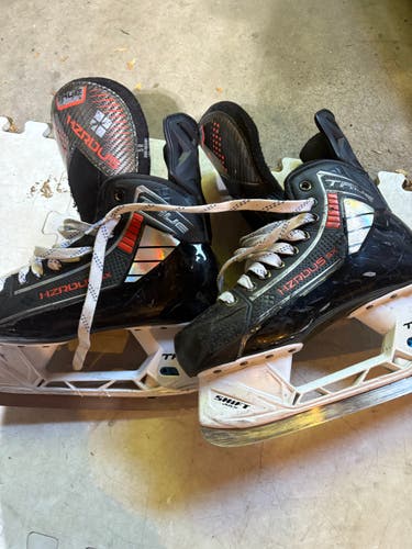 Black True HZRDUS 5x Hockey Skates Regular Width Size 5 (Used)