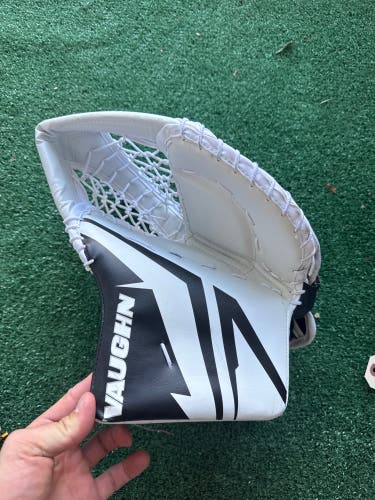 White & Black Youth Vaughn SLR4 Goalie Glove Regular (Used)