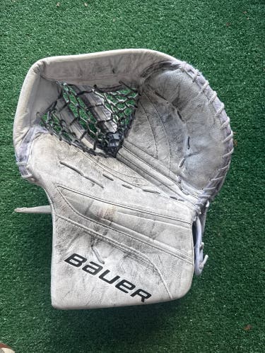 White Intermediate Bauer Vapor X5 Pro Goalie Glove Regular (Used)