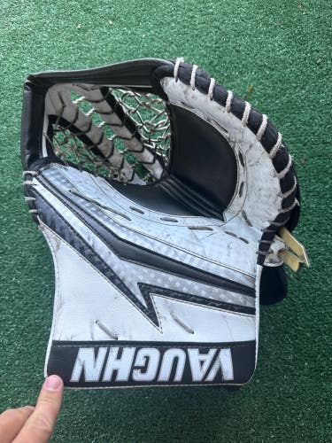 White Senior Vaughn Velocity V9 Goalie Glove Regular (Used)