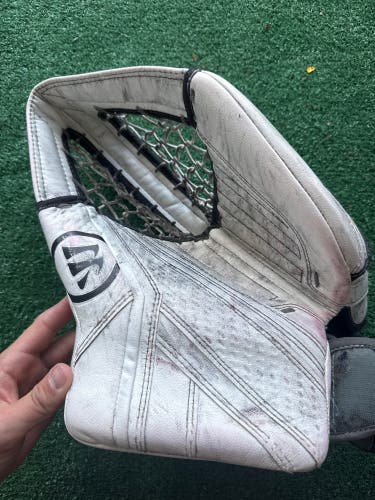 White Intermediate Warrior Ritual G6 E+ Goalie Glove Regular (Used)