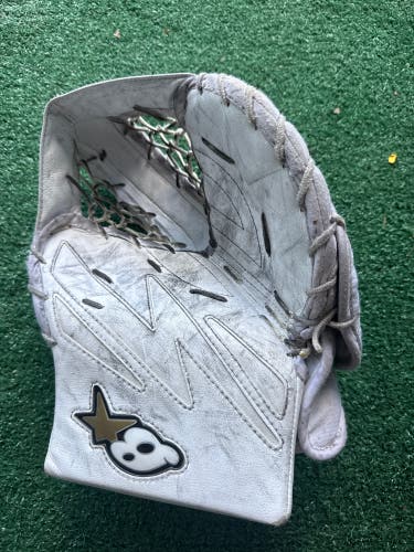 White Youth Brian's NetZero 2 Goalie Glove Regular (Used)