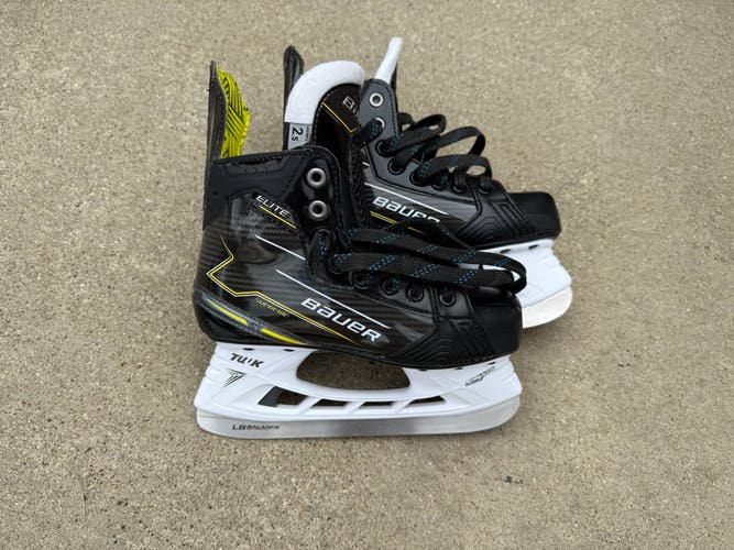 Bauer Supreme Hockey Skates Size 2.5 (Used)