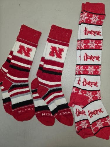 ST13 Mens NCAA NEBRASKA CORNHUSKERS Lot of 3 Pair Crew Socks MEDIUM New