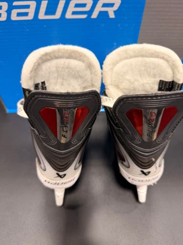 2025 Bauer Vapor Fly40 Hockey Skates Extra Wide Width Size 3 (Used)