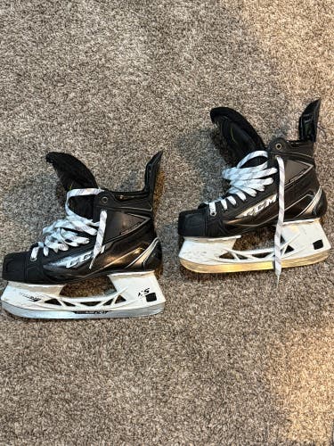 CCM Ribcor Titanium Hockey Skates Wide Width 7 (Used)