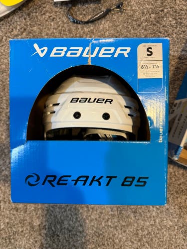 Small Bauer Re-Akt 85 Helmet (New)