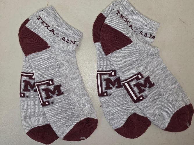 ST45 WOMENS NCAA TEXAS A&M AGGIES Lot of 2 Pair Crew Socks New