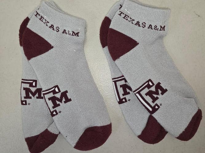 ST46 WOMENS NCAA TEXAS A&M AGGIES Lot of 2 Pair Crew Socks New