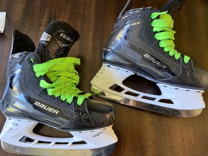 Intermediate Bauer Supreme Matrix Hockey Skates Size 5.5 (Used)