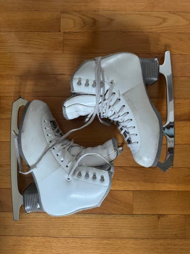 Jackson Ultima Debut Figure Skates B Adult 7 (Used)
