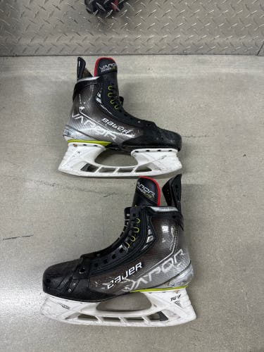 2021 Bauer Vapor Hyperlite Hockey Skates Size 5.5 (Used)