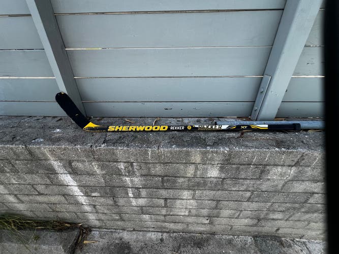 Youth Sher-Wood Rekker Right Handed Hockey Stick 30 Flex (Used)