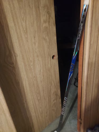 Senior Bauer Vapor Hyperlite 2 Right Handed Hockey Stick Less Than 30 Flex (Used)