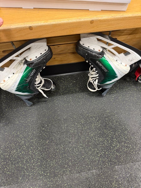 Green 2023 Bauer Vapor Hyperlite 2 Hockey Skates Regular Width 8.5 (Used)