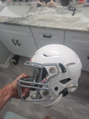 White Youth Medium Riddell SpeedFlex Helmet (Used)