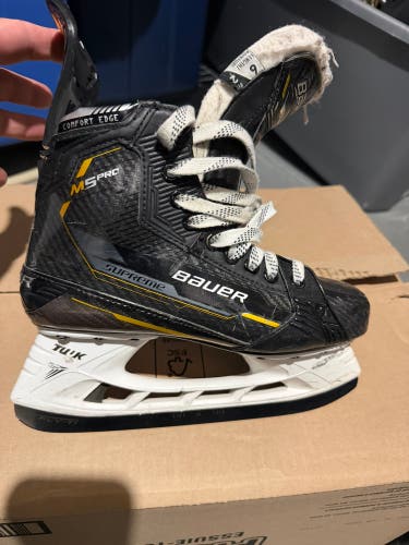 Bauer Supreme M5 Pro Hockey Skates Regular Width 6 (Used)