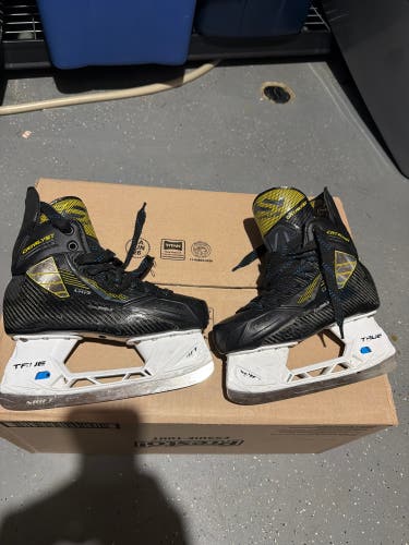 2022 True Catalyst 9 Hockey Skates Regular Width Size 5 (Used)