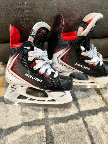 2025 Bauer Vapor Fly30 Hockey Skates Regular Width Size 1.5 (Used)