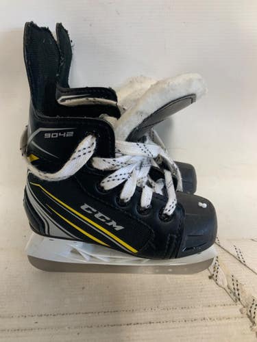 Used CCM TACKS 9042 Youth Hockey Skate Youth 08.0 11823-S000042169