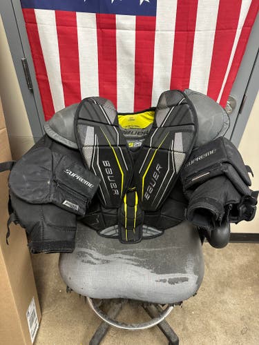 Large Bauer Supreme S29 Goalie Chest Protector (Used)