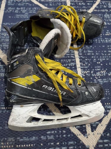 Bauer Supreme 3S Pro Hockey Skates Regular Width Size 3.5 (Used)