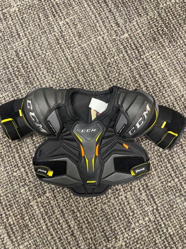 Large Junior CCM Tacks 9080 Shoulder Pads (Used)
