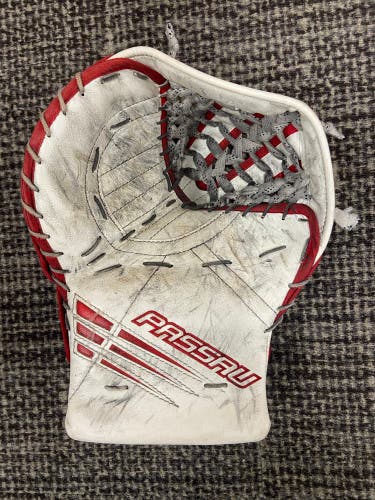 Red Junior Passau Goalie Glove Full Right (Used)