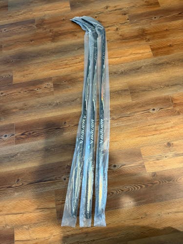 Senior Bauer Vapor Flylite Right Handed Hockey Stick P28 77 Flex (New)