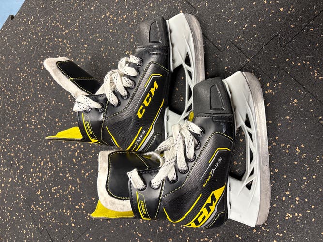CCM Super Tacks Hockey 9350 Youth Skates Regular Width 11 (Used Like New)