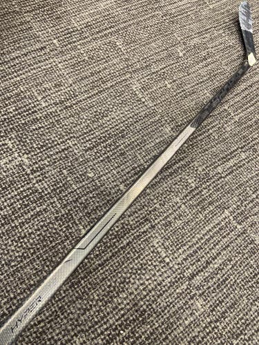 Intermediate Bauer Vapor Hyperlite Hockey Stick Left Hand P28 55 Flex (Used)