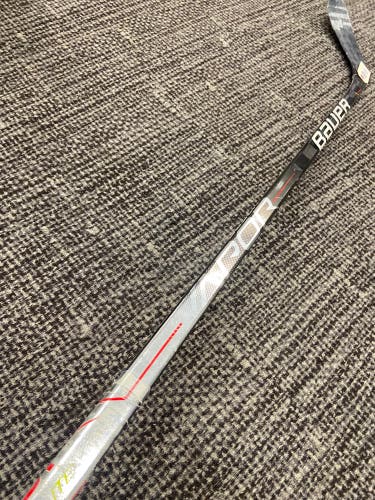 Junior Bauer Vapor Hyperlite Hockey Stick Left Hand P28 50 Flex (Used)