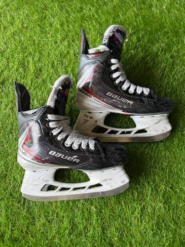 2025 Bauer Vapor Fly40 Hockey Skates Extra Wide Width Size 1.5 (Used)