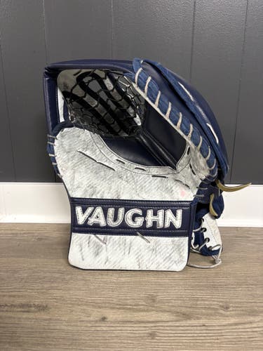Vaughn Goalie Glove - SR (Used)