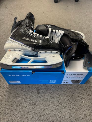 Bauer Vapor Flylite Hockey Skates 7 (New) Fit 3