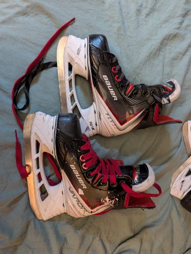Bauer Vapor Fly30 Hockey Skates Extra Wide Width Size 1 (Used)