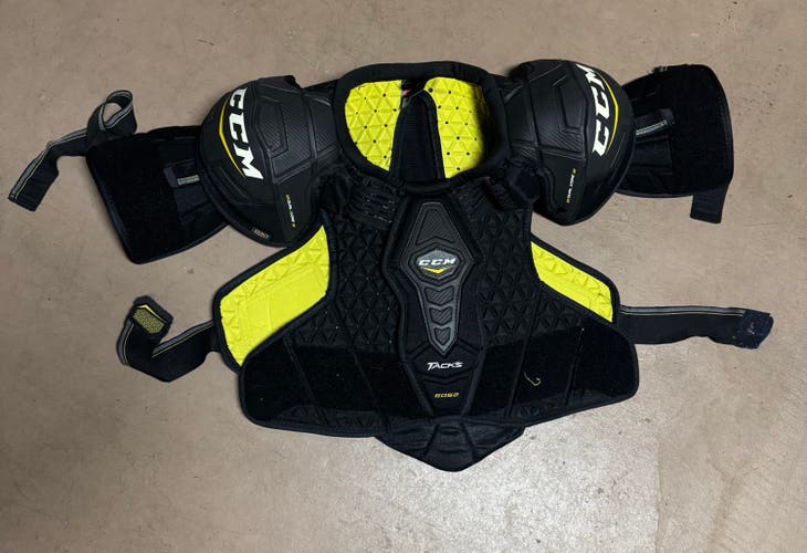 Large Senior CCM Tacks 6052 Shoulder Pads (Used)